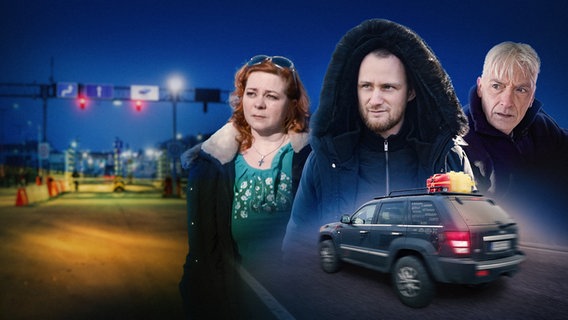 Montage: im Hintergrund der Grenzübergang Medyka an der polnisch-ukrainischen Grenze. Im Vordergrund rechts zwei Männer und eine Frau, Protagonist:innen aus der Doku Eine Fahrt an den Rand des Krieges. Rechts unten ein fahrendes Auto. © NDR | Picture-Alliance Foto: Alex Grantl | Kay Nietfeld