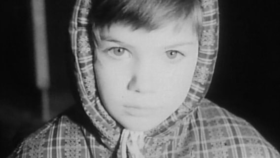 Schwarz-weiß Porträt eines kleinen Jungen aus dem Archivmaterial zum Thema Kinderverschickung. © SWR/NDR 