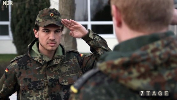 Julian Amershi salutiert einem anderen Soldaten zu. © NDR 