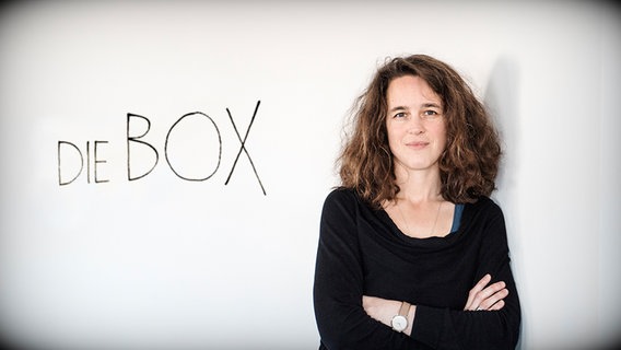 Vivienne Schumacher vor einer Wand mit dem Schriftzug "DIE BOX".  