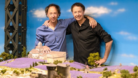 Frederik und Gerrit Braun stehen hinter einer Miniatur-Landschaft der Provence. © Miniatur-Wunderland 