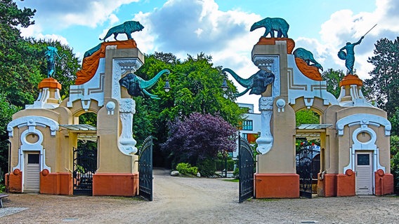Historisches Jugendstil-Tor und Wahrzeichen des Tierparks Hagenbeck. © Hagenbeck Foto: Lutz Schnier