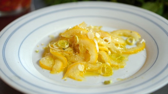 Zitronen-Salat auf einem Teller serviert. © NDR Foto: Florian Kruck