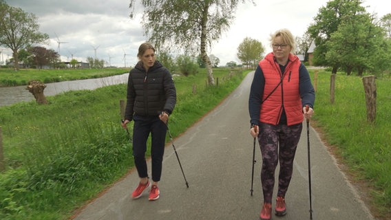 Physiotherapeutin Svea Köhlmoos beim Nordic Walking mit einer Patientin. © NDR/nonfictionplanet/Moritz Schwarz 