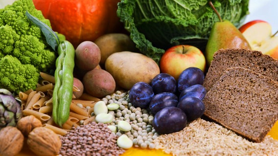 Gemüse, Obst, Hülsenfrüchte, Vollkornbrot, Vollkornreis, Vollkornnudeln, Kartoffeln und Nüsse. © NDR 