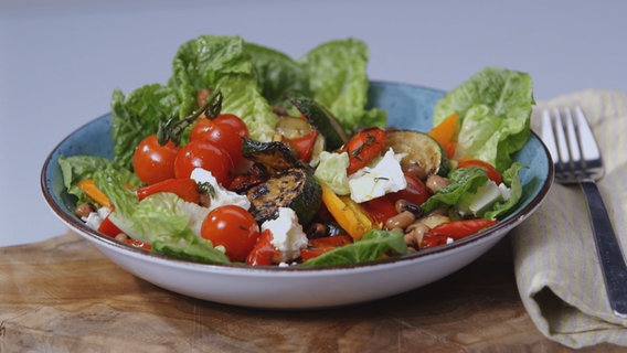 Ein Teller Salat mit Ofengemüse und Feta. © NDR Foto: Oliver Zydek/Moritz Schwarz