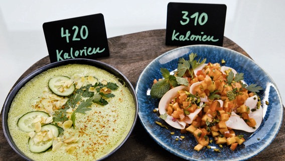 Auf dem Tisch stehen zwei kalorienarme Gerichte mit viel Gemüse. © NDR Foto: Oliver Zydek, Moritz Schwarz