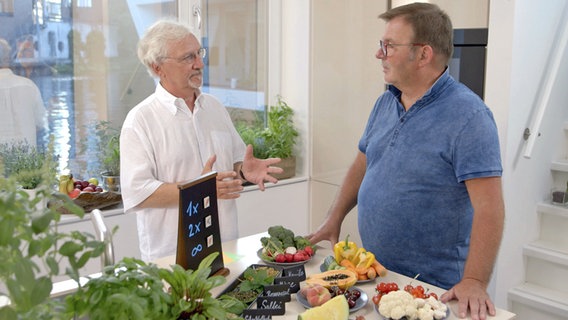 Ernährungs-Doc Klasen zeigt einem Patienten gesunde Nahrungsmittel. © NDR 