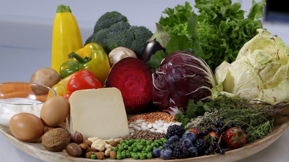 Eine Platte mit Gemüsen, Salat, Kräutern, Beeren, Hülsenfrüchte, Nüsse, Joghurt, Käse, Eier. Eine Platte mit Gemüsen, Salat, Kräutern, Beeren, Hülsenfrüchte, Nüsse, Joghurt, Käse, Eier. © NDR Foto: Oliver Zydek/Moritz Schwarz