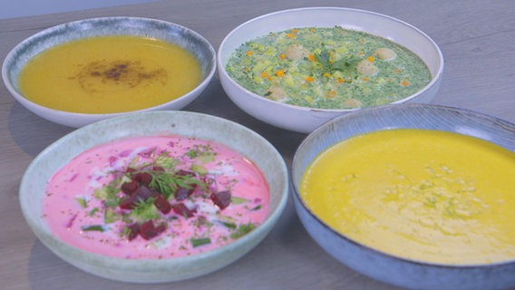 Vier Schalen mit verschiedenen farbenfrohen Suppen stehen parat. © NDR 