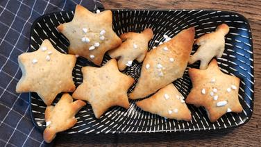 Kekse in Form von Sternen, Männchen und Rauten liegen in einer rechteckigen Schale. © NDR Foto: Britta Probol