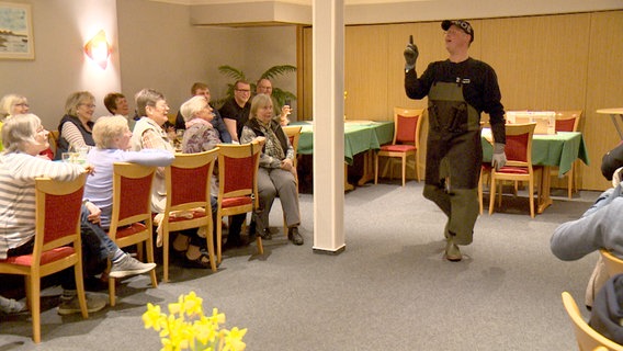 Was Roland Thomsen alles als Klauenpfleger erlebt, will er nun auch als plattdeutscher Entertainer erzählen. Was Roland Thomsen alles als Klauenpfleger erlebt, will er nun auch als plattdeutscher Entertainer erzählen. © NDR