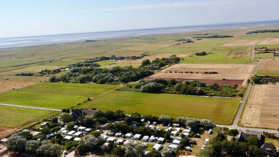 Eingebettet in Felder und Wiesen liegt der Campingplatz Mühlenhof in Morsum, der ländlichen Ostseite von Sylt. Das bewegte Wattenmeer lockt mit seinen ganz eigenen Reizen. © NDR/MoersMedia/Peter Moers 