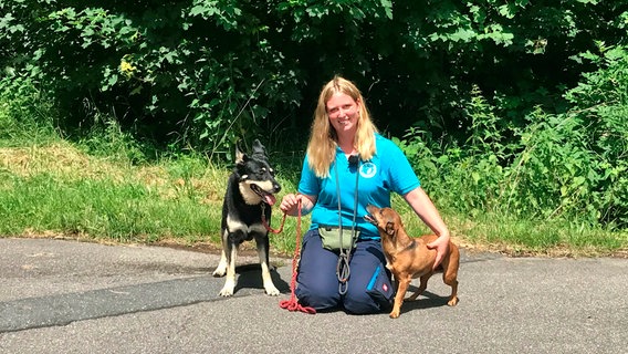 Tierpflegerin Viviane Quade mit den Hunden Ole und Tapsi © NDR/Joker Pictures 