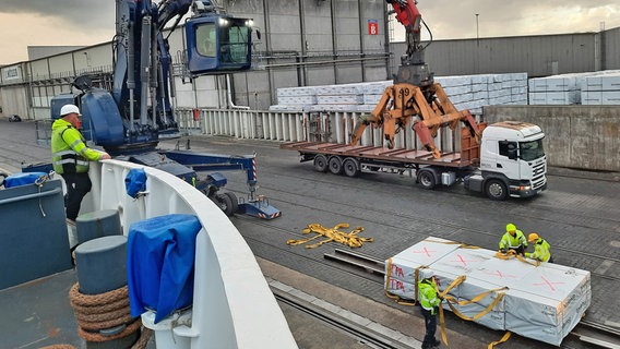 Das Frachtschiff Andrea hat Holz geladen. Vorarbeiter Marco Bäker muss aufpassen, dass beim Befestigen der Holzpakete keine Fehler gemacht werden. © NDR/FILMBLICK/Christina Georgi 