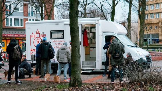 Einsatz auf der Straße: Das ArztMobil steuert jedes Wochenende Hamburger HotSpots an. © NDR/Timo Gramer VP Vollprogramm FFP GmbH 