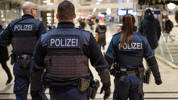 Die Bundespolizei auf Streife im Hauptbahnhof Hannover. © NDR/Kamera Zwei/Noah Siegert 