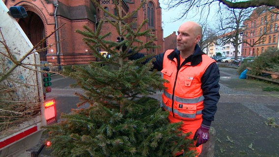Doppelschichten für Müllwerker Christian Grapp und seine Kolleg*innen: Fast 400.000 Weihnachtsbäume müssen sie allein in der Region Hannover einsammeln. © NDR 