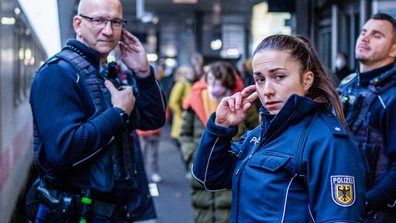 Kommissarin Julia Bauer und ihre Kollegen warten auf einen Zug, in dem ein Passagier ohne Fahrschein sein soll. © NDR/Kamera Zwei/Noah Siegert 