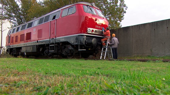 Roland Sandkuhl bessert den Lack aus. © NDR 