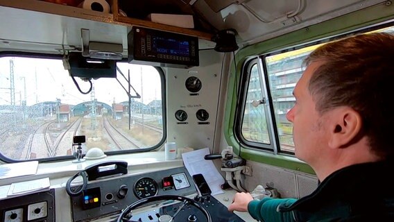 Roland Sandkuhl im Führerstand im Bahnhof Oldenburg © NDR 