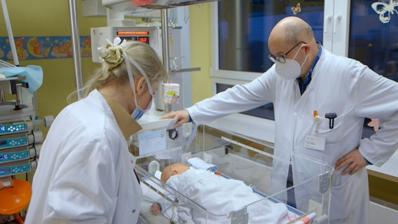 Visite an der Neonatologie Südstadtklinik Rostock. © NDR/Populärfilm 