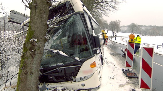 Diesen Bus müssen die Hartmanns gleich aus dem Graben bergen. © NDR 