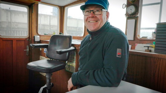 Kapitän Thomas Butt schippert seit über 25 Jahren mit dem Bunkerschiff "Kathi" durch Hamburgs Gewässer. Er kennt jeden noch so abgelegenen Winkel im Hamburger Hafen. © NDR 