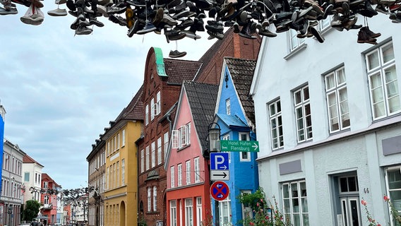 Die hängenden Schuhe in der Norderstraße Flensburg. © NDR 