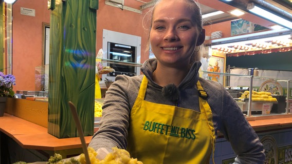 Brokkoli statt Bockwurst: Lydia Robrahn-Böker setzt auf vegane Snacks für den Freimarkt. © NDR/Ann Heigl/DHF 