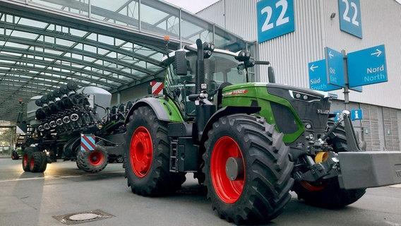 Diese Feldspritze ist wegen ihrer Größe in Deutschland nicht zugelassen. Per Schiff und Tieflader wurde sie für die Agritechnica nach Hannover gebracht. © NDR/FILMBLICK Hannover/Christina Georgi 