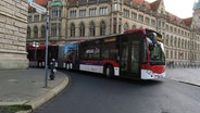 Sogar die Gelenkbusse der Braunschweiger Verkehrs-GmbH fahren durch die engen Gassen der Innenstadt wie genau, das lernen alle neuen Busfahrer*innen in der Fahrschule bei der sogenannten Streckenkunde © NDR/FILMBLICK Hannover 
