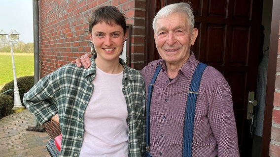 Alina mit ihrem Opa Willi auf dem Biohof in Ochsenwerder. © NDR/Stefan Weiße 