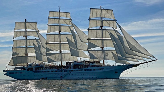 Die 28 Segel des Vollschiffs haben eine Segelfläche von 4100 m2, das sind mehr als doppelt soviel wie auf der Gorch Fock. © NDR/Mario Göhring 