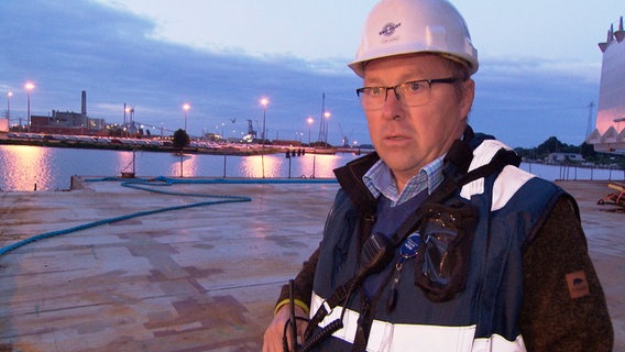 Emslotse Uwe Janßen koordiniert in seinem Job die Zusammenarbeit zwischen Schleppern, Seeleuten und Festmachern. Emslotse Uwe Janßen koordiniert in seinem Job die Zusammenarbeit zwischen Schleppern, Seeleuten und Festmachern. © NDR/AZ Media