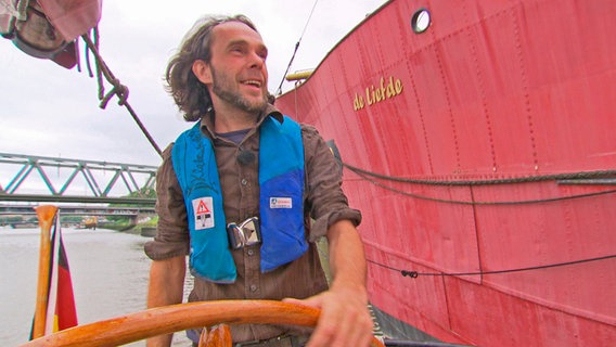 Benjamin Feth macht mit seinem Hotel-Segelschiff "Ronja" nach langer Zeit mal wieder Leinen los um zu prüfen, ob der Zweimastklipper noch fahrtüchtig ist. © NDR/AZ Media 