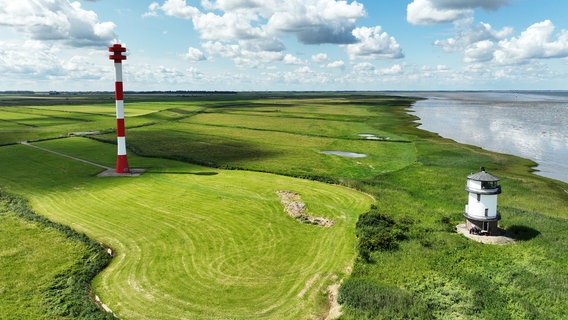 Ein maritimes Denkmal: Der Alte Leuchtturm in Balje bietet eine hervorragende Sicht auf den Schiffsverkehr der Elbe und die einzigartige Kehdinger Vogelwelt. © NDR/Doclights 