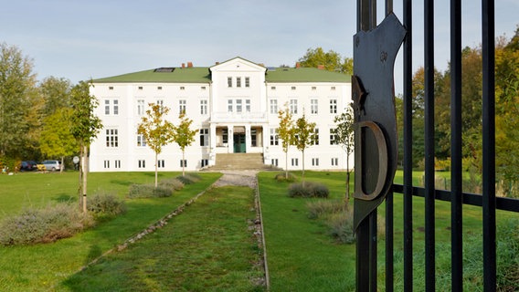 Es stand für nur einen Euro Startgebot im Katalog einer Immobilienauktion, das Herrenhaus von Dersentin - zwischen Güstrow und Teterow. © NDR/Populärfilm 