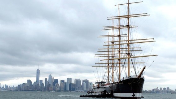 Abschied von Manhattan. Die "Peking" wird nach Staten Island geschleppt. © NDR/Uli Patzwahl 