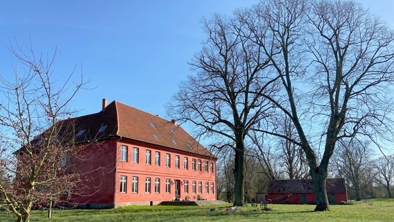 Die Zentrale der Gutshausretter: Das Herrenhaus von Rensow. Zurzeit ohne Gäste. Das Corona-Jahr bringt die Ferienwohnungsvermietung fast zum Erliegen. © NDR/AP Populärfilm/Steffen Schneider 