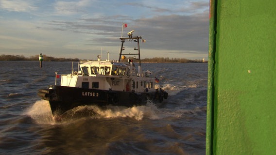 Ein Lotsenschiff fährt auf der Elbe. © NDR Foto: Gesa Berg