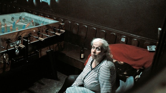 Rund drei Monate durfte die ältere Dame Dani im Elbschlosskeller unterkommen, nachdem sie ihre Wohnung verloren hat. © NDR 