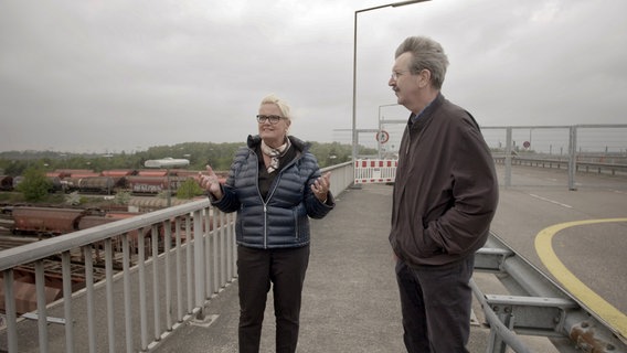 Martina Oertzen besichtigt die sanierungsbedürftige Decatur-Brücke. © NDR/beckground tv + Filmproduktion GmbH 
