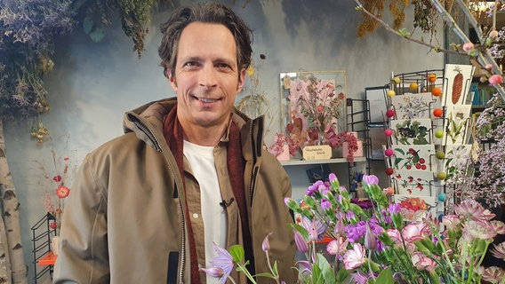 Jo Hiller blickt hinter die Kulissen des Handels mit Blumen und Pflanzen. In einem Blumenladen trifft er Brancheninsider. © NDR/Christian Lang 