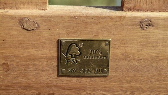 Ein FSC-Siegel auf einem Möbelstück © picture alliance / imagesBROKER Foto: Ulrich Niehoff
