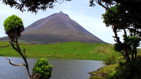 In der Caldera des Vulkans Pico auf ca. 2.100m über dem Meer findet sich eine geologische Station, um die seismische Tätigkeit auf der gleichnamigen vulkanischen Azoreninsel zu messen. © NDR/ORF Universum/Erich Proell 
