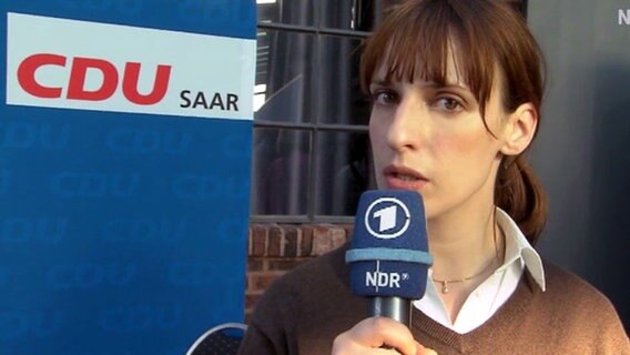 extra 3 Reporterin Caro Korneli vor einem Schild der CDU Saarland © Screenshot NDR 