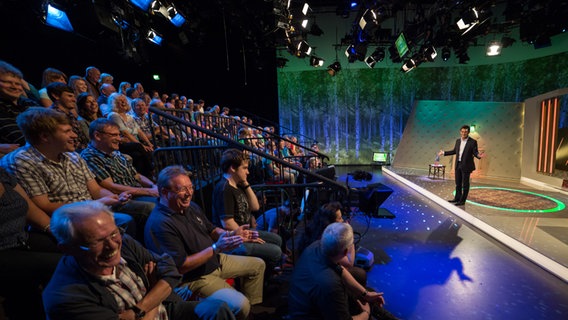 Christian Ehring steht im extra 3 Studio vor Publikum. © NDR Foto: Oliver Durke
