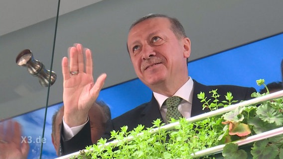 Erdogan winkt.  