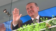 Erdogan winkt.  